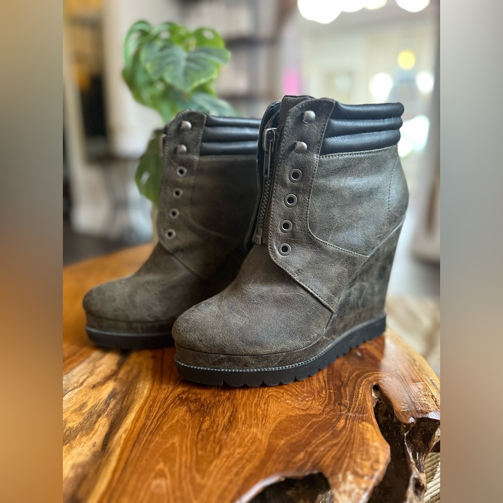 Cool wedge booty shoes, army green